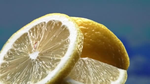 一片新鲜的柠檬 鲜亮的黄色和活泼的柑橘 暴露在外面 肉在新鲜的果汁中闪烁着光芒 揭示了它的内部分裂 柑橘活力的本质 可赔偿性 — 图库视频影像