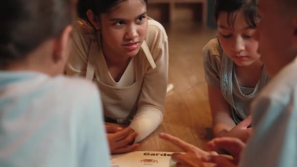 Καυκάσιος Κορίτσι Μοιράζονται Την Εμπειρία Ενώ Διαβάζετε Ένα Βιβλίο Μαζί — Αρχείο Βίντεο