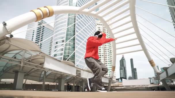 Азиатский Хипстер Наушниках Показывает Шаги Время Прыжка Город Профессиональный Танцор — стоковое видео