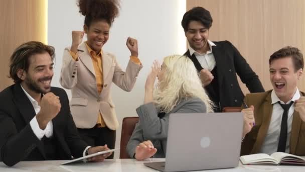 Diversos Grupos Trabajadores Oficina Empleados Sienten Felices Emocionados Celebran Por — Vídeos de Stock