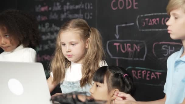 Умная Кавказская Девушка Помощью Ноутбука Программирует Инженерный Код Пишет Программу — стоковое видео