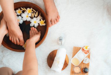 Kadınlar lüks spa salonlarında keyifli ayak masajlarına devam ederken, masör de hafif gün ışığı atmosferinde refleksoloji terapisi veya otel ayak spa 'sında. Sessiz.