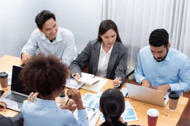 Çok ırklı analist ekibi toplantı masasındaki mali raporu analiz etmek için BI gösterge tablosunu kullanıyor. Çeşitli iş adamlarından oluşan bir grup, FIntech 'in veri analizini başarılı iş pazarlaması için kullanır. Uyum