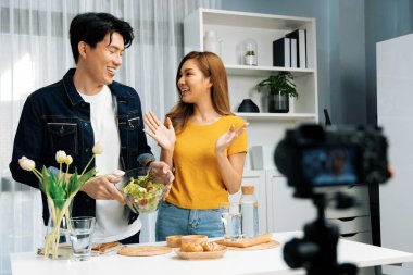 İki şef etkileyiciyle canlı yayında yemek pişirme programı. Video kameradaki özel kayıt için karışık salata ve giyinmeyi öğretiyorlar. Ekmek ekmeği, kepekli meze. İnfobahn.