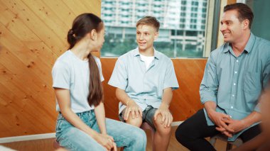 Grup terapisi sırasında çekici bir çocuk tecrübesini paylaşıyor. Etrafı çok kültürlü arkadaşlarla çevrili iken lise öğrencisi iyileşme sürecinden bahsediyor. Öğretim.