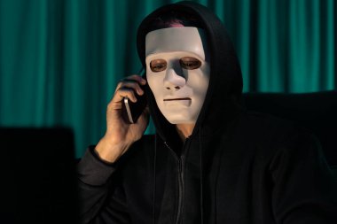 Bilgi işlem sahibini arayıp büyük bir veritabanı ile fidye tehdidinde bulunmasını programlayarak şifreli şifreleme kurmasını ve güvensiz bir mahremiyet sağlamaya çalışmasını söyleyen isimsiz beyaz suçlu maskesi. Bireysel.