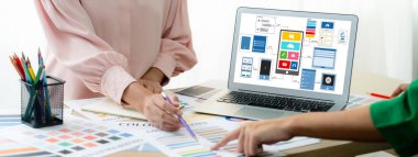 İç mimari ekibinin kırpılmış görüntüsü renk paleti kullanarak renk önerirken, UI ve UX tasarımları cep telefonu uygulamaları ve web siteleri için gösterilir. Yaratıcı tasarım ve iş konsepti. Değiştirilmiş.