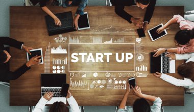 Girişimcilik, fon ve proje planının sembolünü gösteren modern grafik arayüzü akıllı girişimci grubunun yeni bir iş kurma planlarını gösteriyor. uds