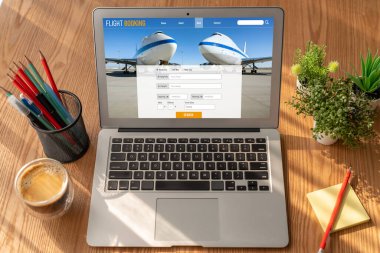 Online uçuş rezervasyon sitesi mod rezervasyon sistemi sağlar. Seyahat teknolojisi kavramı .