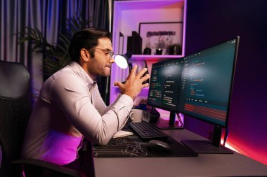 İki pc ekranda veri yazılım geliştirme analizi yapan akıllı bilişim geliştiricisi, neon ışıklı siber ofiste güncellenmiş uygulama programı güncellenmiş online web sayfası sistemi yaratıyor. Tahmin et..