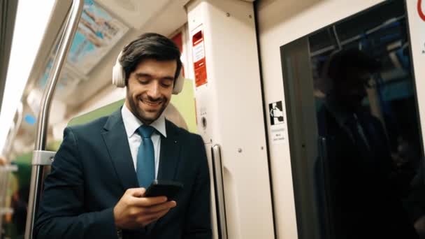 Gerente Executivo Inteligente Usar Fone Ouvido Ouvir Música Enquanto Está — Vídeo de Stock