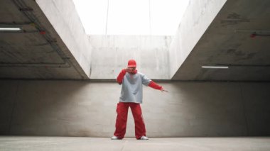 Mutlu dansçı adam break dansın ya da bina içinde serbest stil dansın keyfini çıkar. Profesyonel dansçı çocuk enerjik bir hareket sergiler ya da modern yaşam tarzını dondurur. Açık hava sporu 2024. Yumuşak bir şekilde..