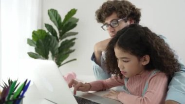 Beyaz bir baba çekici kızına kodlama mühendisliğini öğretirken Amerikalı liseli kız dizüstü bilgisayar ve programlama sistemine odaklanıyor. Pedagoji ve ai üretiyor. Pedagoji.