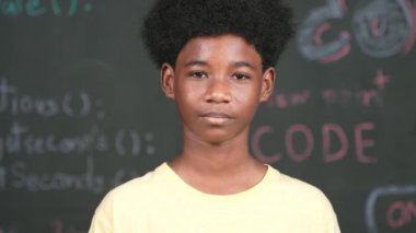 Makineye gülümseyen Afrikalı bir yetişkin. Mühendislik koduyla ya da dakik bir şekilde tahtada dururken. BTMM Teknoloji dersine katılırken günlük kıyafet giyen yakışıklı bir genç. Öğretim