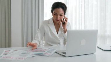 Mutlu ve hayat dolu gülümseyen Asyalı genç bir kadın borçtan kurtulduğu için heyecanlı. Bağımsızlığın ve finansal güvenliğin geleceği için gerekli mali özgürlüğün sağlanması
