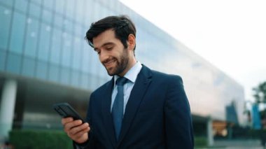 Kafkasyalı yetenekli bir proje yöneticisi. Bulanık geçmişiyle şehirde yürürken telefonla konuşuyor. Akıllı telefon kullanan yetenekli bir işadamı bulanık geçmişi olan bir proje yöneticisiyle konuşuyor. Sevinçli..