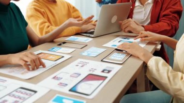 Mobil uygulama ya da web sitesi için kullanıcı arayüzü prototipi planlayan şirket çalışanlarının panorama videosu. UX UI tasarım beyin fırtınası kullanıcı dostu arayüz planı tasarlıyor. Sinerjik