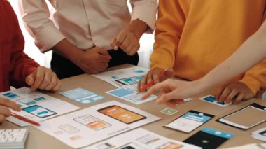 Mobil uygulama ya da web sitesi için kullanıcı arayüzü prototipi planlayan şirket çalışanlarının panorama videosu. UX UI tasarım beyin fırtınası kullanıcı dostu arayüz planı tasarlıyor. Sinerjik