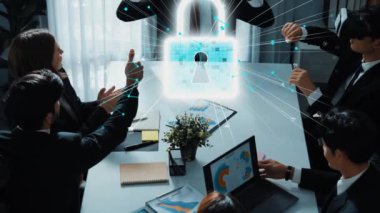 Akıllı ekip bilgisayardan veri gönderirken, yönetici güvenlik korumasını sanal bağlantı ve dijital ekran akışı hologramına bağlamak için VR cam kullanıyor. Müdürlük.