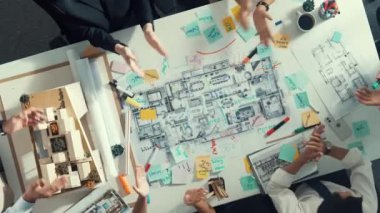 Akıllı proje yöneticisinin başarılı projeyi kutlamak için el çırpışının üst görünümü. İç yapı hakkında beyin fırtınası yapan yetenekli mimar mühendisinin hava görüşü. Takım çalışması, birlik. Hizalama.