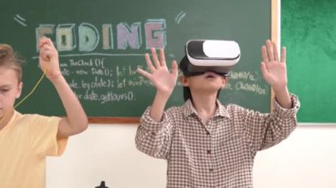 VR kulaklık takan enerjik bir çocuk sınıfta sanal dünyaya giriyor. Öğrenci programlama sistemi, çocuk elektronik panoyu tamir ederken yapay zeka ile mühendislik komut yazılımı oluşturdu. Pedagoji.