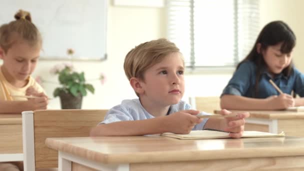 Καυκάσιο Αγόρι Σηκώνει Χέρι Για Ρωτήσει Και Απαντήσει Δάσκαλος Που — Αρχείο Βίντεο