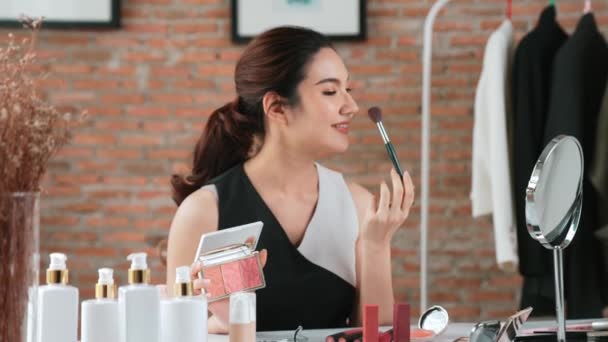 Kvinna Påverkare Skjuta Live Streaming Vlog Video Översyn Livlig Makeup — Stockvideo