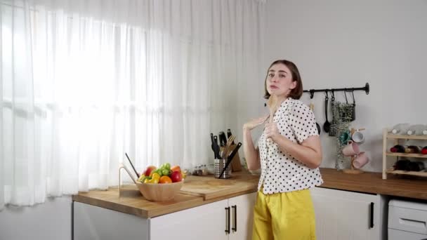 Енергійний Кавказька Мати Співає Тримаючи Соломинку Сучасній Кухні Готуючи Роблячи — стокове відео
