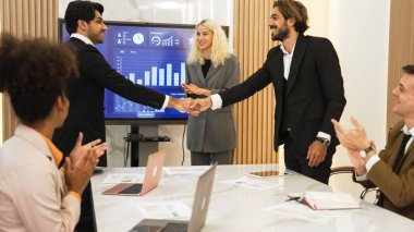 Çeşitlilik gösteren iş adamlarıyla süs odası ya da ofis çalışanı üniversite çalışanı, televizyon ekran şirketleri ile el sıkışma, çalışkan ekip olarak çalışmaktan başarılı pazarlama planları..