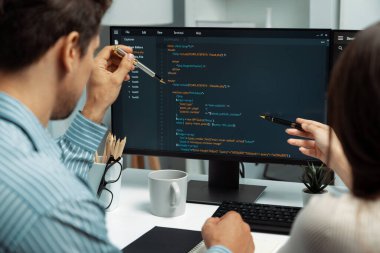 İki ekran ekranında yaratıcı web sitesi planlama yazılımını tartışan yetenekli geliştiriciler programı arka görüş konseptiyle ofiste tasarımı analiz eden tam yığın veri. Varsayım.