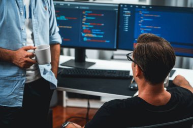 BT geliştiricileri pc ekranında çevrimiçi yazılım geliştirme bilgisini tartışıyor, web sitesindeki son sürüm uygulaması için program kodlaması oluşturuyorlar. Beyin fırtınası yazılımı kavramı güncellendi. Satılabilir.