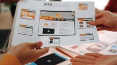 Mobil uygulama veya web sitesi için kullanıcı arayüzü prototipini ofisteki akıllı yöneticiye sunan mükemmel bir şirket çalışanı. UX UI tasarımcısı web sayfası simgesi tasarımı ve açıklamasını yapıyor. Sinerjik