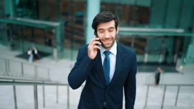 Kafkasyalı yetenekli bir proje yöneticisi. Bulanık geçmişiyle şehirde yürürken telefonla konuşuyor. Akıllı telefon kullanan yetenekli bir işadamı bulanık geçmişi olan bir proje yöneticisiyle konuşuyor. Sevinçli..