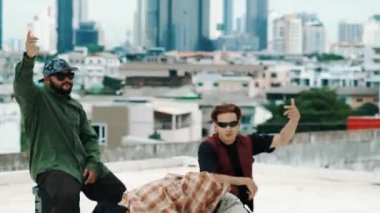 Çatıda çok kültürlü arkadaşlar varken profesyonel İspanyol break dansçısı B boy dansı. Genç modern dans grubu hip hop hareketi yapıyor. Tarz, moda, aksiyon. Açık hava sporu 2024 hiphop..