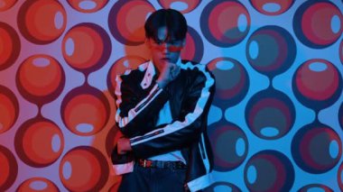 Tesadüfi tişörtlü beyaz dansçı parti sahnesinde dururken break dans yapıyor. Profesyonel hipster kameraya bakarken elini ve kolunu hareketli ve serbest stil şarkısına uzatıyor. Mutluluk.