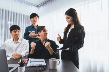 Heyecanlı ve mutlu bir ofis çalışanı başarılı bir stratejik iş pazarlama planlaması yaptıktan sonra kutlama yapıyor. Takım çalışması ve olumlu tutum verimli ve destekleyici bir iş yeri yaratır. Tedbirli