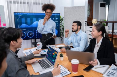 Genç Afrikalı iş kadını modern toplantıda TV ekranında veri analizi paneli sunuyor. Bir grup iş adamıyla konferans odasında iş sunumu. Uyum