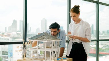 Yetenekli mimar mühendis takımı ev modeli inşaatı hakkında konuşuyor. Akıllı iç mimar paylaşımı, güzel bir iş arkadaşı not alırken bina tasarımından bahsetmek. Tasarım. İzleme