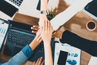 İş adamları ve iş kadınları, takım çalışması, destek ve iş birliğini gösteren çok kültürlü ofis odasındaki grup toplantılarında el ele tutuşuyorlar. Çeşitli işyerleri ve şirket çalışanları konsepti. uds