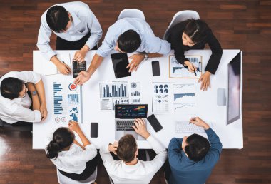 Üst düzey analist ekibi toplantı odasındaki mali verileri analiz etmek için BI Fintech 'i kullanıyor. İş anlayışı ve stratejik pazarlama planlaması için kağıt üzerinde analitik BI gösterge paneli. Tedbirli
