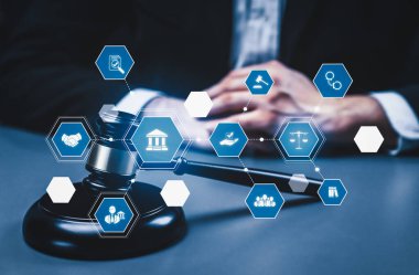 Akıllı hukuk, hukuki danışmanlık simgeleri ve avukatlık bürosunda çalışan araçlar dijital hukuk kavramını ve çevrimiçi hukuk ve yönetmelik kavramlarını gösteriyor .