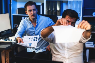 Son teslim tarihi için yüzü korkuyla oturan meslektaşlar gece vakti kağıt yırtıyorlar. Beklenmedik kazanç elde etmenin bedeli. Sakin duygularla destekleyen bir adam. Satılabilir.