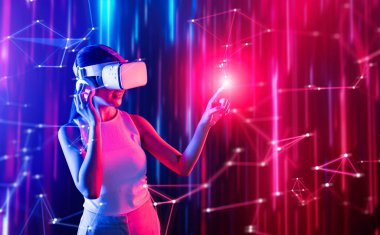Meta-meta 'da siber punk stilinde ayakta duran zeki kadın metaevrene bağlı VR kulaklık takıyor, gelecekteki siber uzay teknolojisi kullanıyor, kadın sanal gerçekliğe dokunan bir nesne kullanıyor. Halüsinasyon.