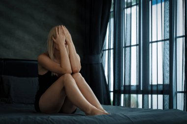 Kritik depresyon ve anksiyete bozukluğu olan genç bir kadın, yalnızlık, akıl hastalığı, ya da istenmeyen hamilelik, karanlık yatak odasında kendine sarılıyor. Bunaltıcı olumsuz düşünce. Blithe