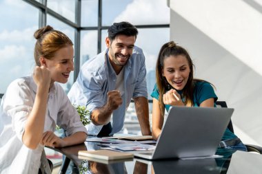 Bir grup mutlu iş adamı başarılı projelerini kutluyor. Profesyonel iş adamları modern ofisteki projeleriyle gurur duyuyorlar. Başarılı takım çalışması, mutlu iş arkadaşı, iş yeri. İzleme.
