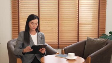 Mutlu ve gülümseyen kadın psikolog psikiyatri ofisinde ya da terapi odasında pano tutuyor. Arkadaş canlısı ve profesyonel ruh sağlığı danışmanı ya da terapisti. Blithe