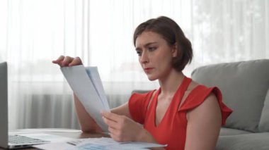 Stresli genç bayanın kredi kartı borçlarıyla ilgili mali sorunları var. Kötü kişisel para ve mortgage ödeme yönetimi krizinden korunmak için. Kadınlar aşırı harcama yüzünden finansal iflastan endişe ediyorlar.