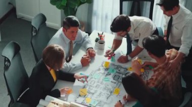 Proje planıyla masaya otururken bir grup farklı takım planlama stratejisi. Zeki iş adamlarının beyin fırtınası ve ev yapımı için birlikte çalıştıklarının en üst düzey görüntüsü. Hizalama.