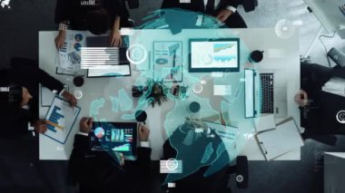 İşletme ekibi dijital bağlantı ağı hakkında konuşurken proje yöneticisinin beyaz tahtayı göstermesi. Bir grup insan pazarlama verilerine bakarken dünya bağlantısını tartışıyor. Müdürlük.
