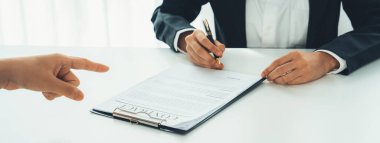 Şirket avukatının ya da hukuk bürosundaki avukat servisinin yardımıyla balyayla ilgili sözleşme imzalama belgesi. İşletme yatırımı ve yasal işlemlerin tamamlanması. Kurnaz.